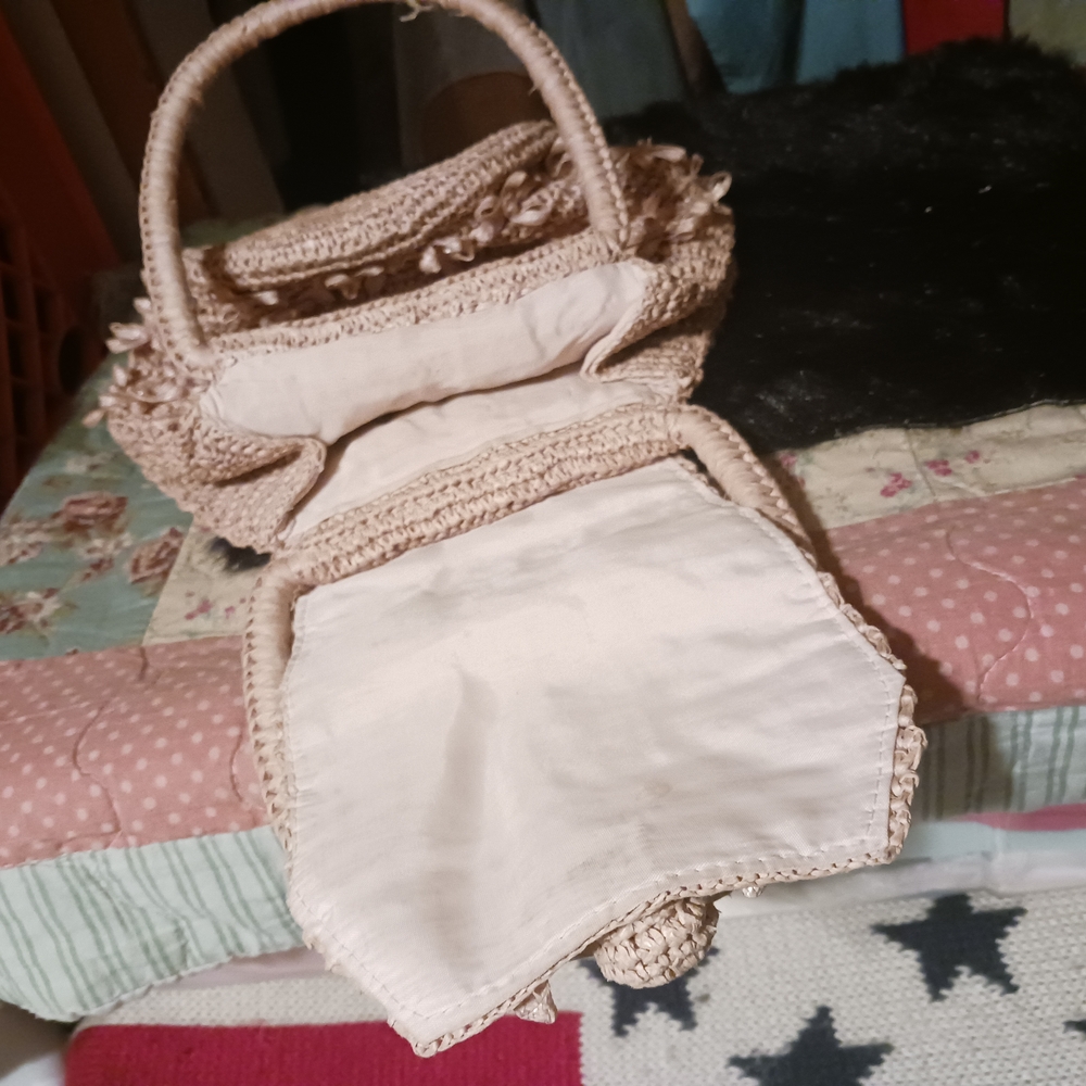 Chic Floral Beige Handbag - Picture 3 of 4